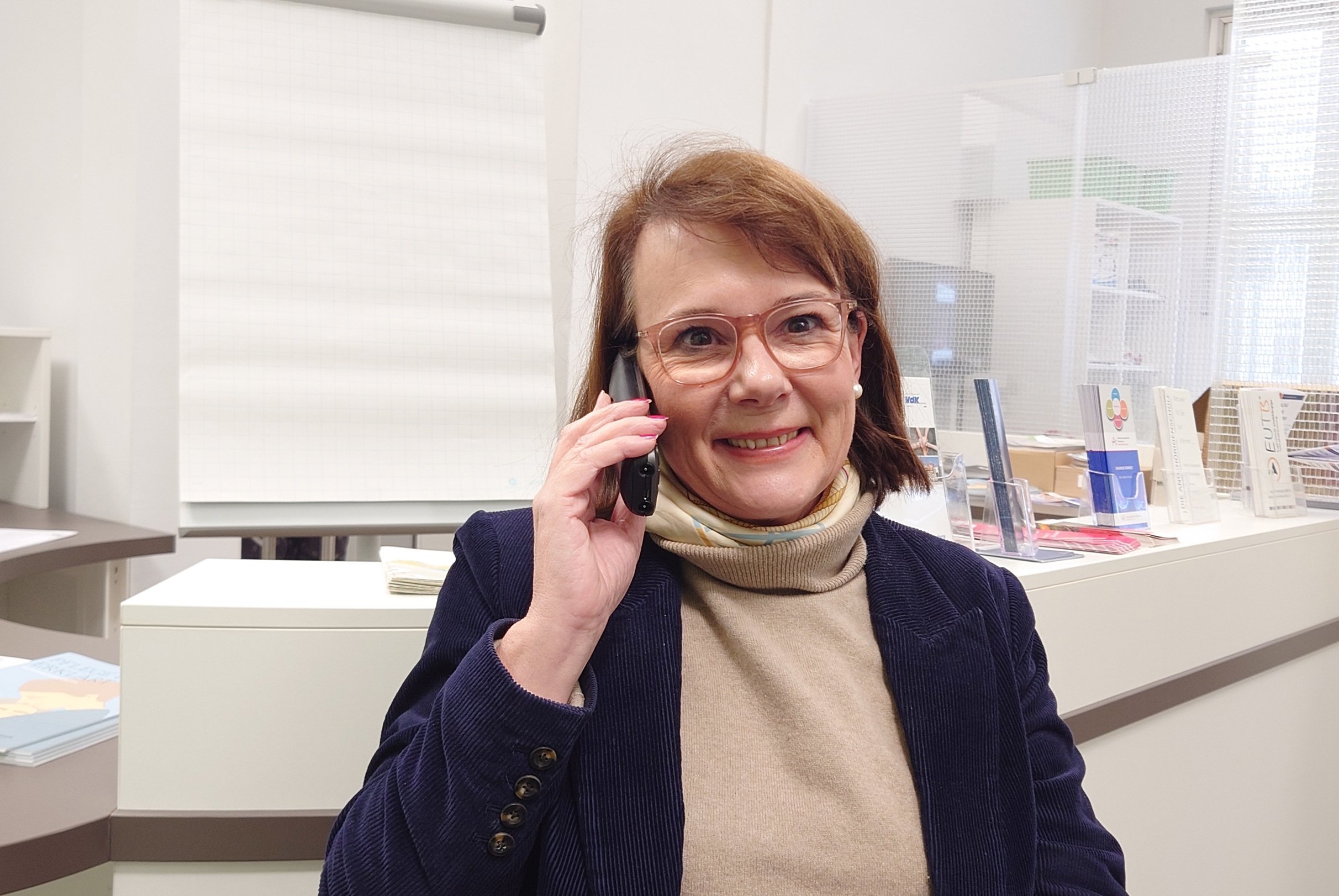 Dagmar Schlüter spricht am Telefon.