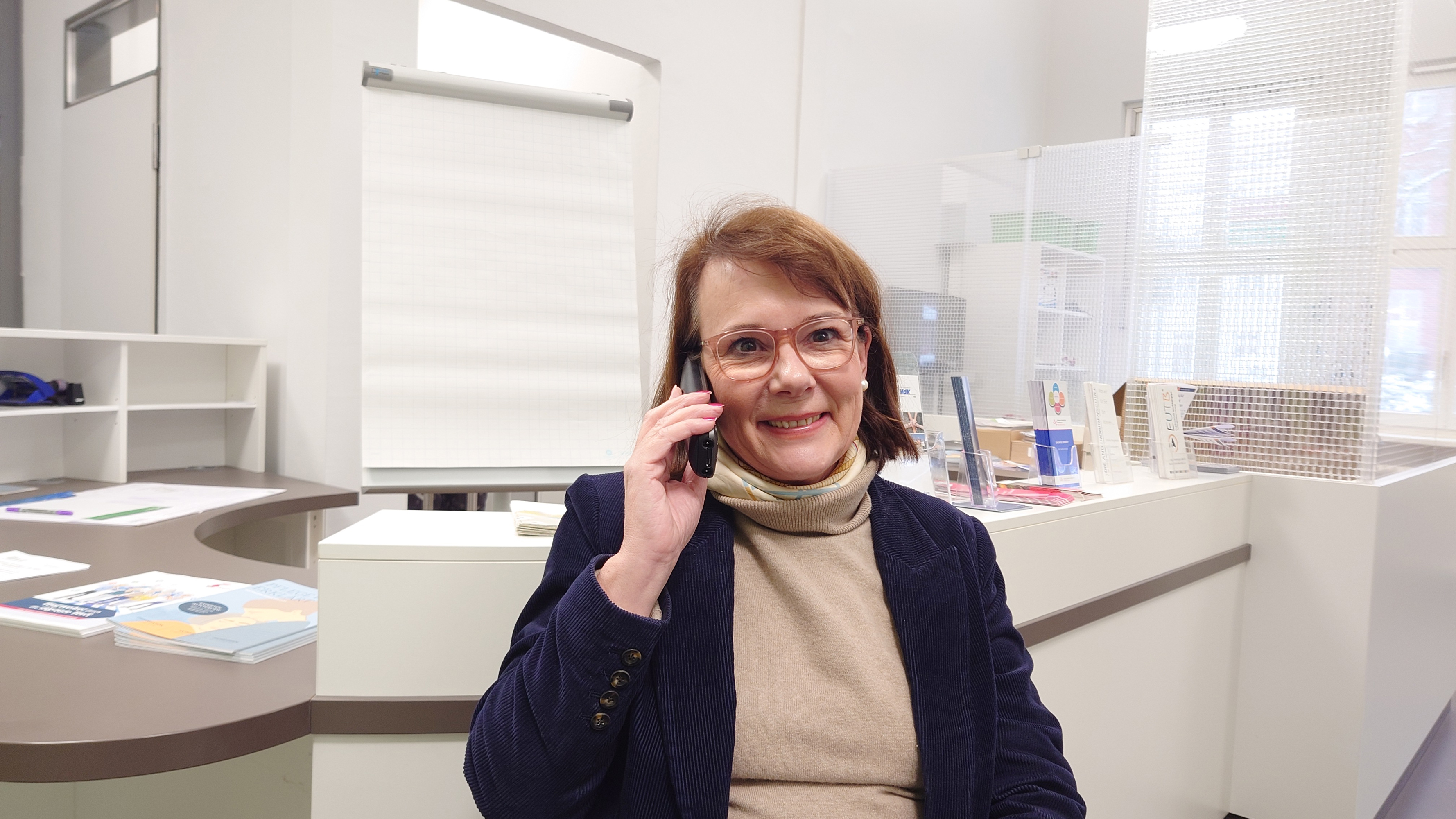 Dagmar Schlüter spricht am Telefon.