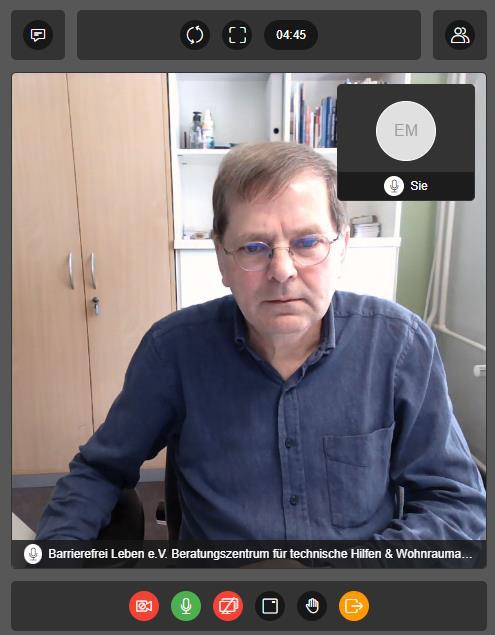 Das Bild zeigt einen Screenshot aus einem Videoberatungsgespräch. Zu sehen ist das Kamerabild eines Fachberaters sowie die Button-Schaltknöpfe der Videokonferenzsoftware.