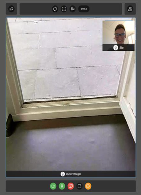 Das Bild zeigt einen Screenshot aus einem Videoberatungsgespräch. Zu sehen ist die Schwelle einer Terrassentür.