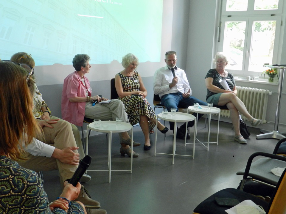 Das Bild zeigt Podiumsgäste im Veranstaltungsraum im Haus für Barrierefreiheit. 