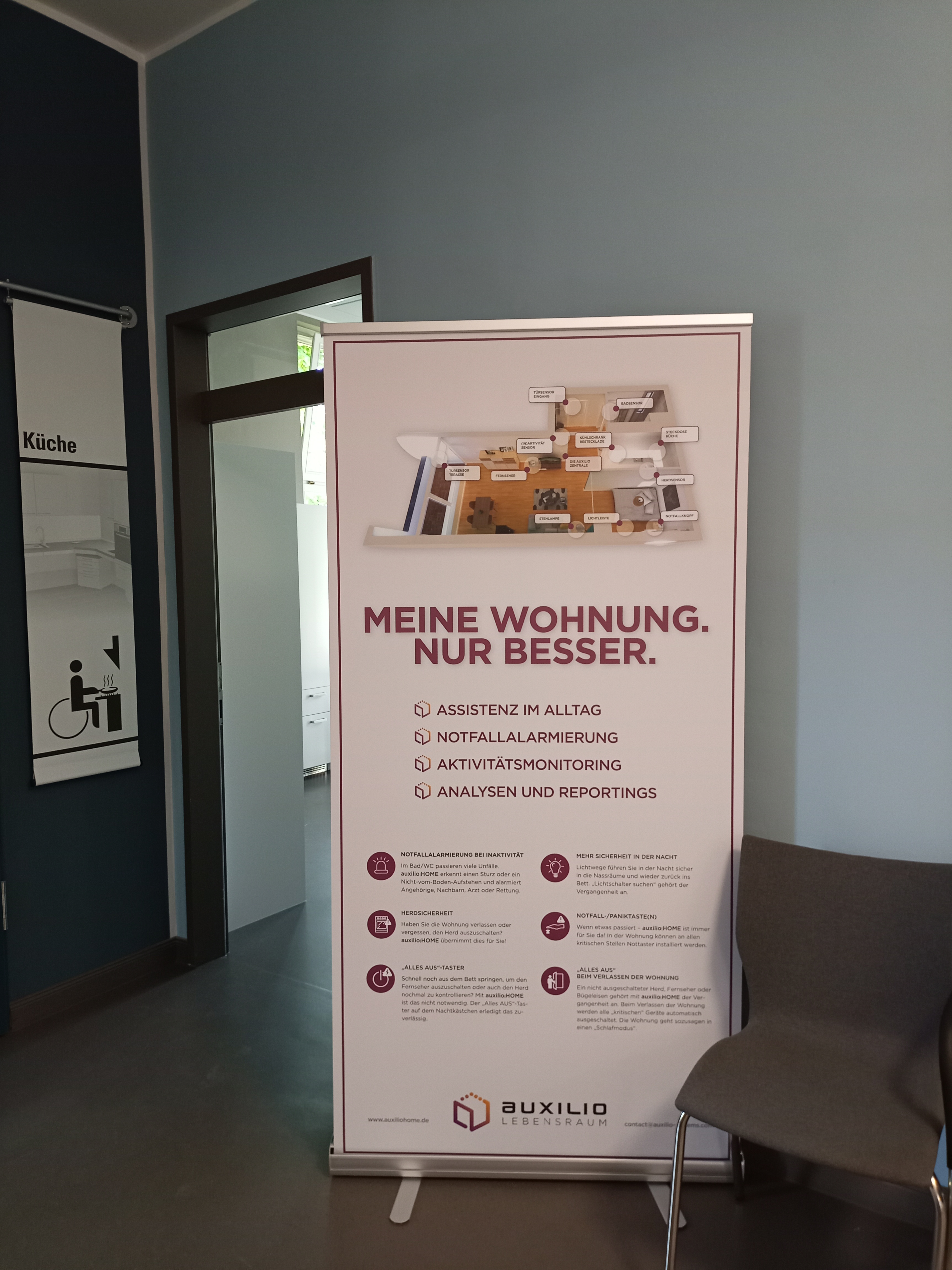 Im Flur vor dem Veranstaltungsraum haben an der Projektveranstaltung beteiligte Firmen Roll-Ups aufgestellt.