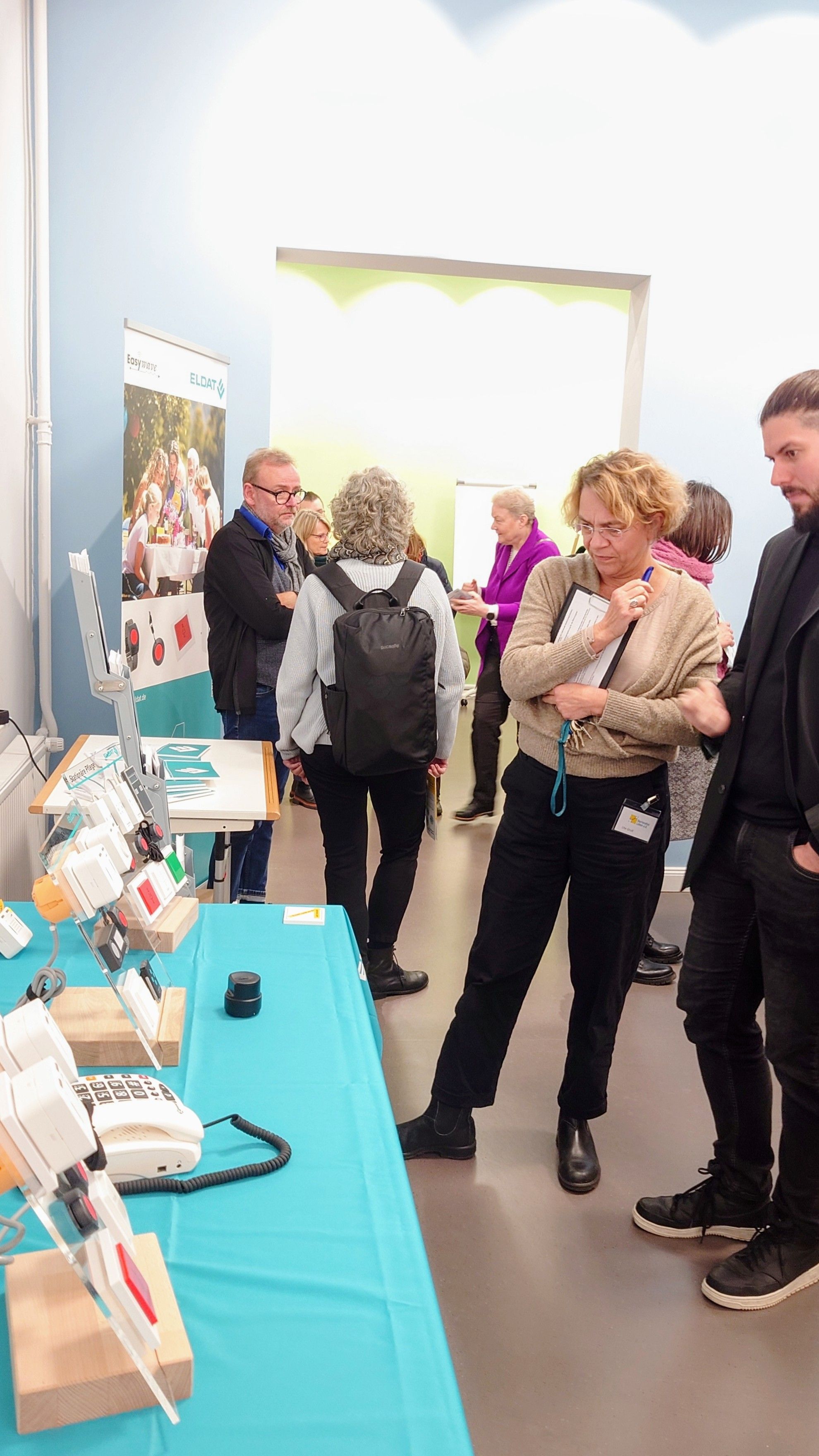 Personen schauen sich die Produkte an